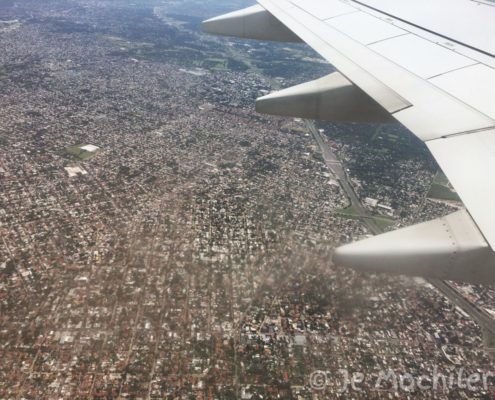 Sembra infinita la provincia di Buenos Aires vista dall'alto. Non ci sono confini evidenti tra i comuni., l'occhio corre in cerca di una fine...
