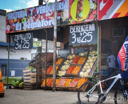 Un negozio di ortofrutta che ricorda vagamente alcuni nostri paesini di vacanza