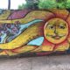 La recinzione della scuola di Leo è decorata da bellissimi e coloratissimi murales realizzati dai ragazzi della scuola artistica coordinati dalla mitica Gaia!