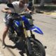 Evvaiiii...si parte!! Niente casco e allarme inserito...un vero motochorro! Mancava solo che lo fermassero...