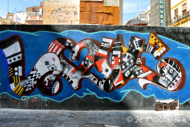 Love scritto grande e a colori per coprire il degrado dei palazzi retrostanti