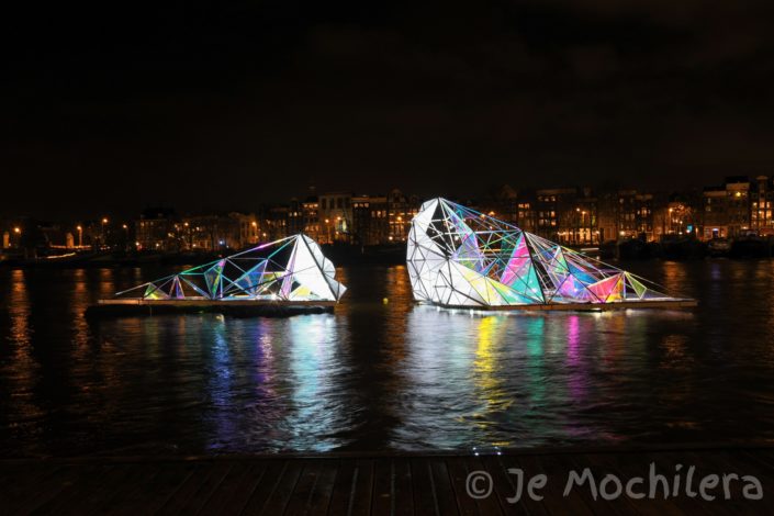 Infinita come l’essenza della nostra esistenza, che va oltre quello che vediamo, tocchiamo o sentiamo, è oltre l’apparenza e la superficie amsterdam light festival 2017-2018